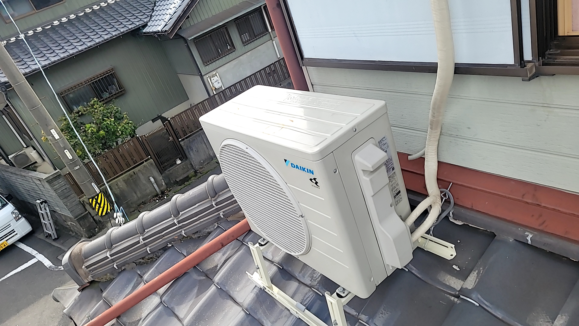 あま市エアコン室外機屋根置き新設工事